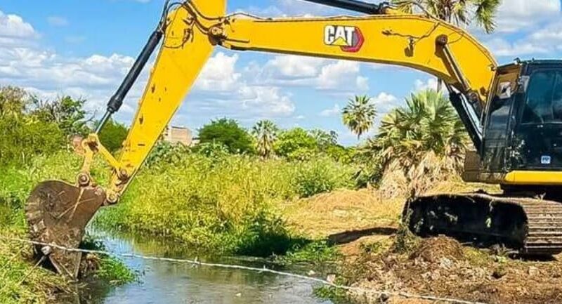Abertura de canais em Várzea Alegre para reduzir riscos de alagamentos durante o período chuvoso