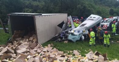 Carreta tomba sobre van na BR-116 após tentativa de assalto e deixa seis mortos no Paraná