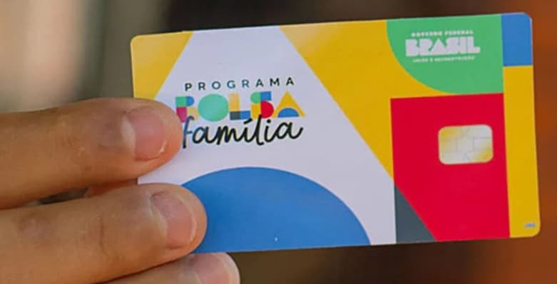 Cartão do Bolsa Família exibido ao lado de notas de real durante esclarecimento sobre valor do benefício em 2026
