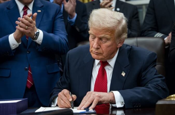 Donald Trump anuncia tarifa de 25% contra países que fazem negócios com o Irã, medida pode impactar comércio do Brasil.