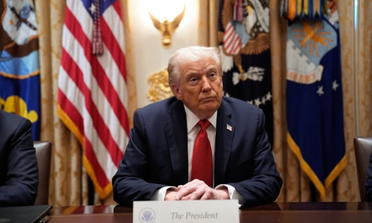 Donald Trump fala à imprensa após reunião com representantes da Otan sobre tarifas e Groenlândia