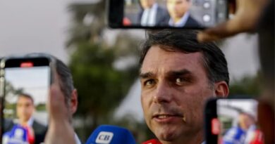 Flávio Bolsonaro fala com a imprensa após visitar Jair Bolsonaro na Polícia Federal e comenta cenário eleitoral de 2026.