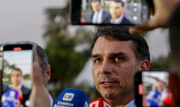 Flávio Bolsonaro fala com a imprensa após visitar Jair Bolsonaro na Polícia Federal e comenta cenário eleitoral de 2026.