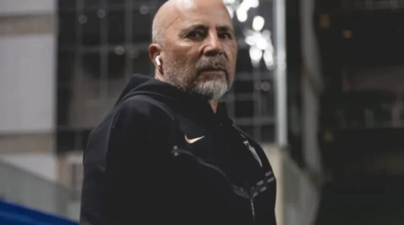 Jorge Sampaoli conversa com dirigentes do Atlético-MG durante planejamento de reforços para o meio-campo em 2026.