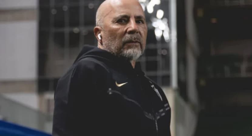 Jorge Sampaoli conversa com dirigentes do Atlético-MG durante planejamento de reforços para o meio-campo em 2026.