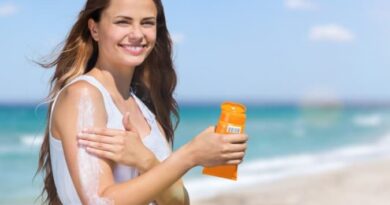 Pessoa aplicando protetor solar durante o verão como forma de prevenção ao câncer de pele