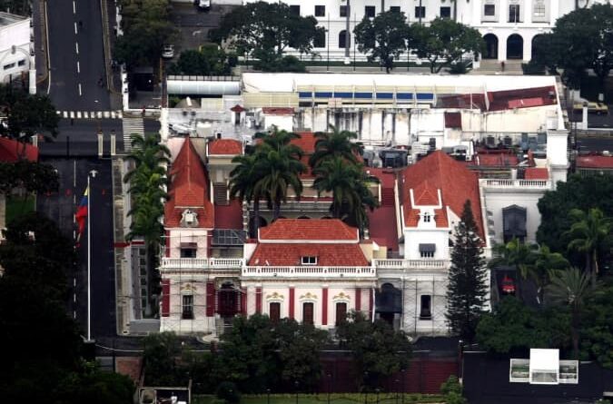 Polícia da Venezuela dispara contra drones não autorizados perto do Palácio de Miraflores após relatos de tiros na região.