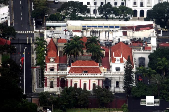 Polícia da Venezuela dispara contra drones não autorizados perto do Palácio de Miraflores após relatos de tiros na região.