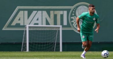 Andreas Pereira deixa o campo após sentir dores no ombro durante partida do Palmeiras contra o Santos pelo Campeonato Paulista.