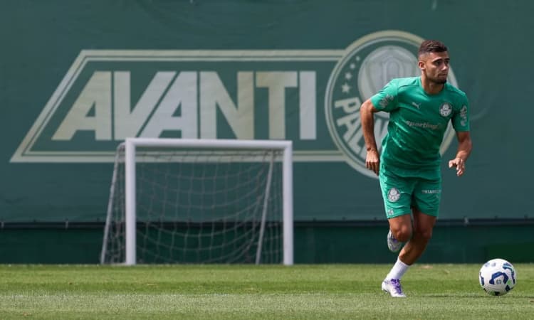 Andreas Pereira deixa o campo após sentir dores no ombro durante partida do Palmeiras contra o Santos pelo Campeonato Paulista.
