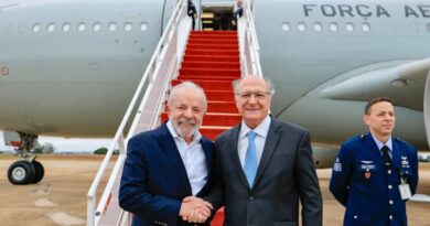 Lula e Alckmin discursam em evento político e reforçam estratégias para as eleições de 2026.