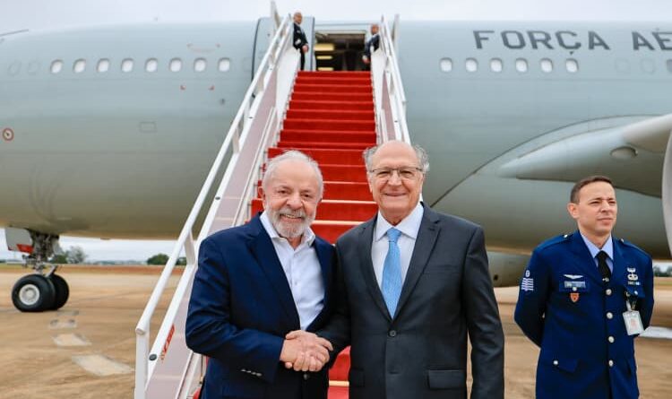 Lula e Alckmin discursam em evento político e reforçam estratégias para as eleições de 2026.