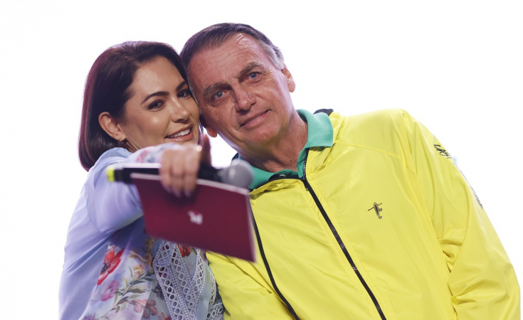 Michelle Bolsonaro afirma que Jair Bolsonaro está há seis dias sem soluços e realizando fisioterapia