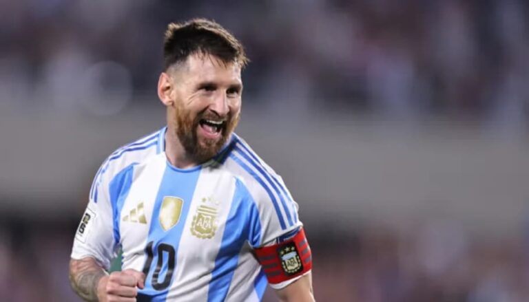 Lionel Messi comemora com jogadores da Argentina após a vitória por 2 a 1 sobre a Inglaterra e a classificação para a final da Copa do Mundo de 2026.