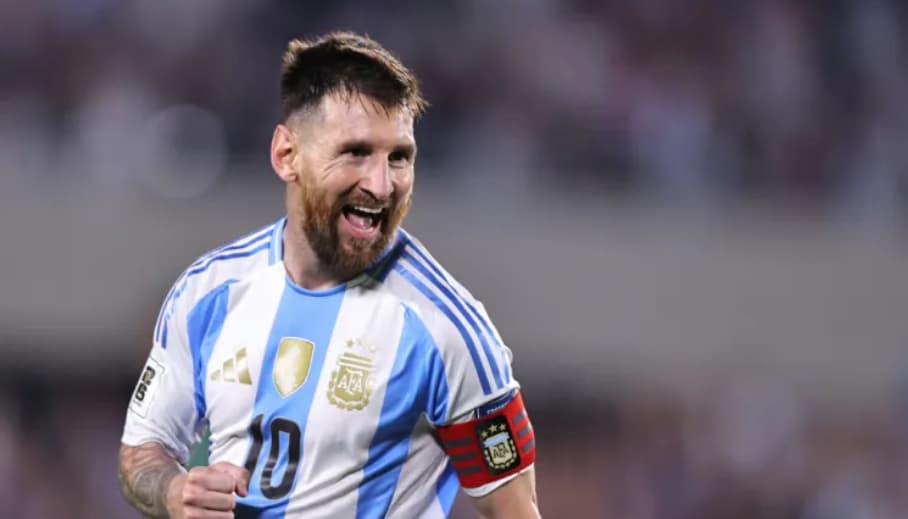Lionel Messi comemora com jogadores da Argentina após a vitória por 2 a 1 sobre a Inglaterra e a classificação para a final da Copa do Mundo de 2026.