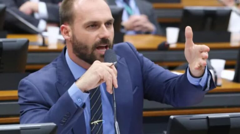 Eduardo Bolsonaro durante pronunciamento em vídeo sobre as tarifas dos Estados Unidos aplicadas a produtos brasileiros.