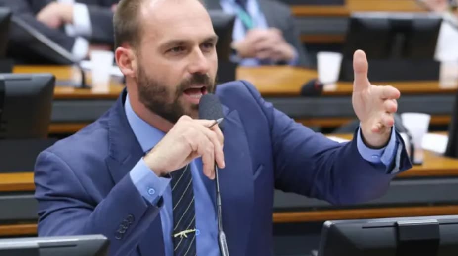 Eduardo Bolsonaro durante pronunciamento em vídeo sobre as tarifas dos Estados Unidos aplicadas a produtos brasileiros.